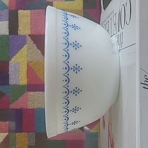 VINTAGE PYREX SNOWFLAKE MIXING BOWL 402